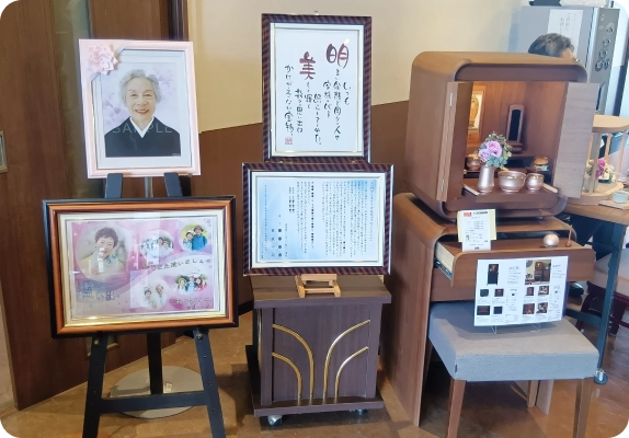 画像：家族葬プランは、故人様を偲ぶ写真や愛用品をお飾りいただけます。